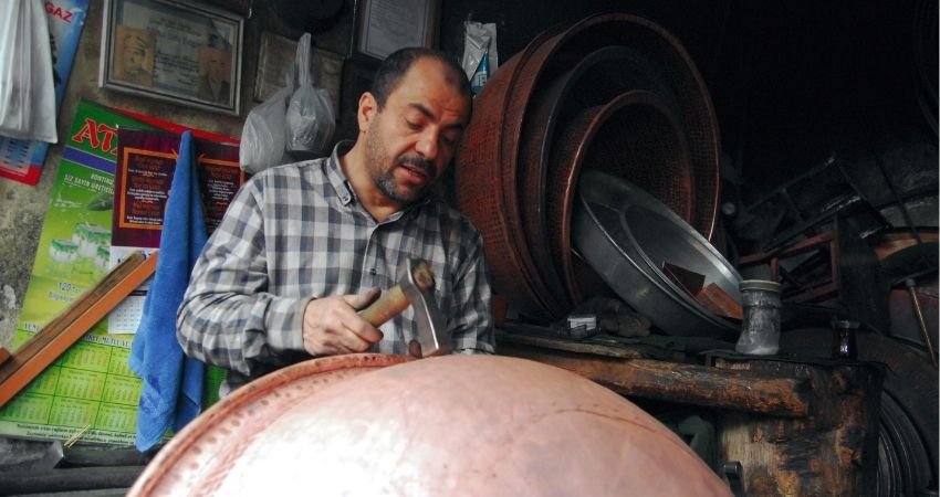 Artesano trabajando Cobre Martillado de Santa Clara del Cobre Michoacán con Indicación Geográfica Protegida, utilizando técnicas ancestrales tradicionales