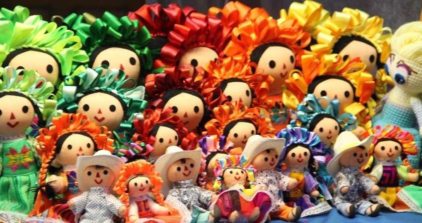 Muñecas Lele artesanías otomíes de Amealco Querétaro con Indicación Geográfica Protegida, mostrando vestidos tradicionales coloridos y sombreros típicos